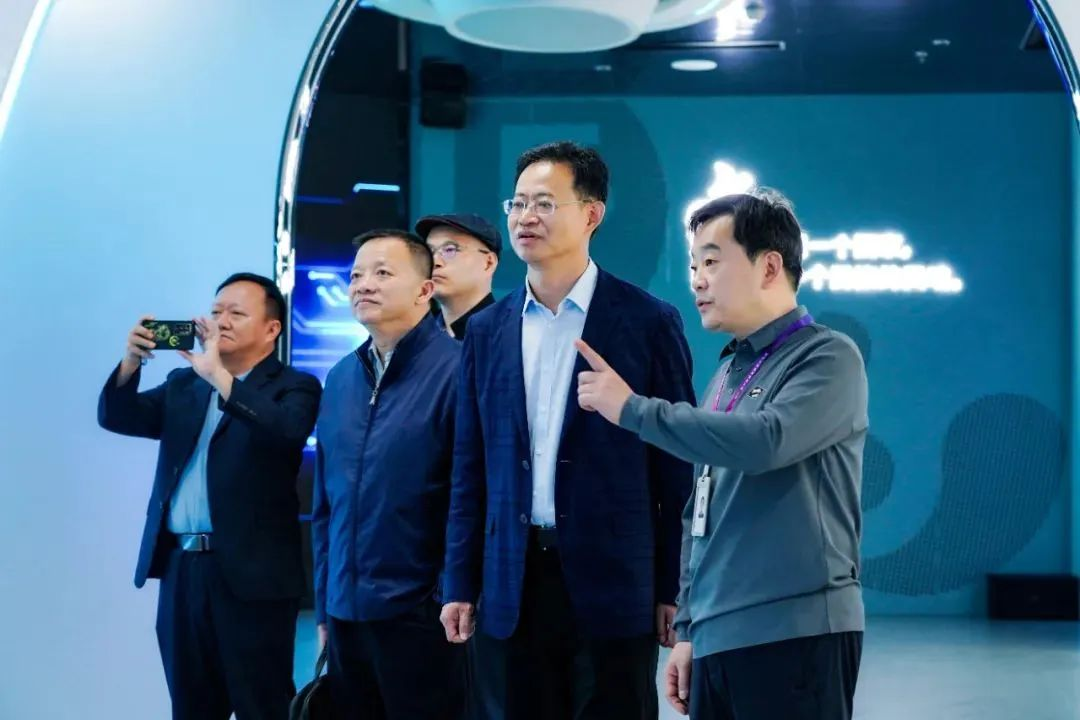 2024120602 国家广电总局生长研究中心一行赴德赢VWIN励丰文化调研指导