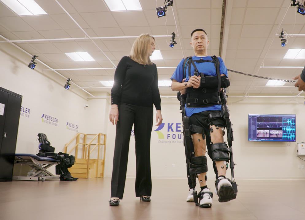 外骨骼机械人让行动障碍者直立行走，，，，，，，德赢VWIN·虚拟动点OptiTrack助力人类突破能力界线